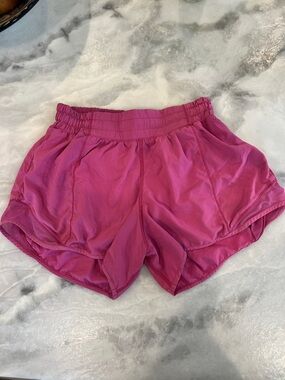 Lululemon 2.5” Hotty Hot High Rise shorts - pink - size 6